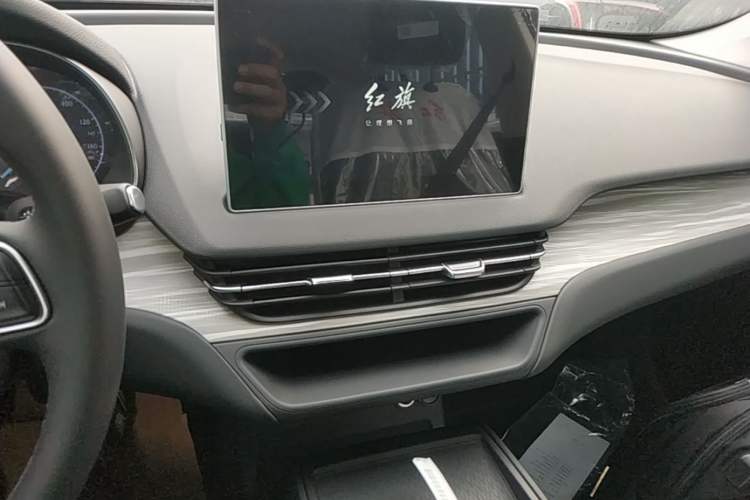 Used Hongqi E-QM5 2025 500km Range Commuter Version Audio And AC Panel