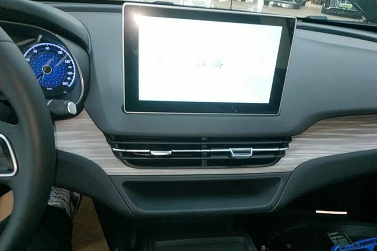 Used Hongqi E-QM5 2025 500km Range Commuter Version Audio And AC Panel