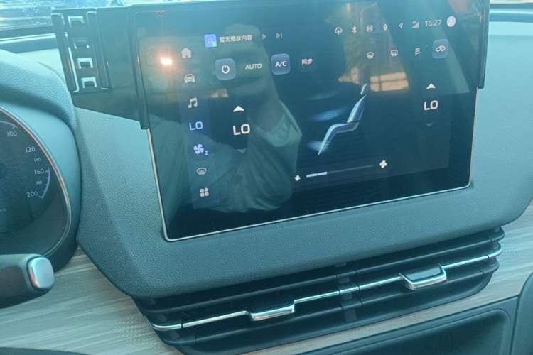 Used Hongqi E-QM5 2025 500km Range Commuter Version Audio And AC Panel