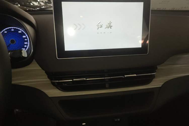 Used Hongqi E-QM5 2025 500km Range Commuter Version Audio And AC Panel