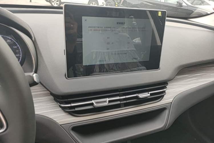 Used Hongqi E-QM5 2025 500km Range Commuter Version Audio And AC Panel
