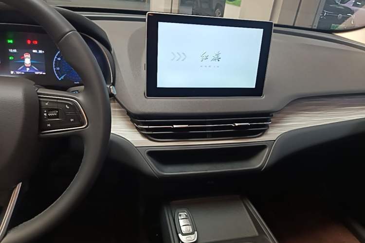 Used Hongqi E-QM5 2025 500km Range Commuter Version Audio And AC Panel