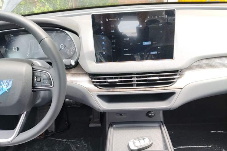 Used Hongqi E-QM5 2025 610 km PLUS Audio And AC Panel