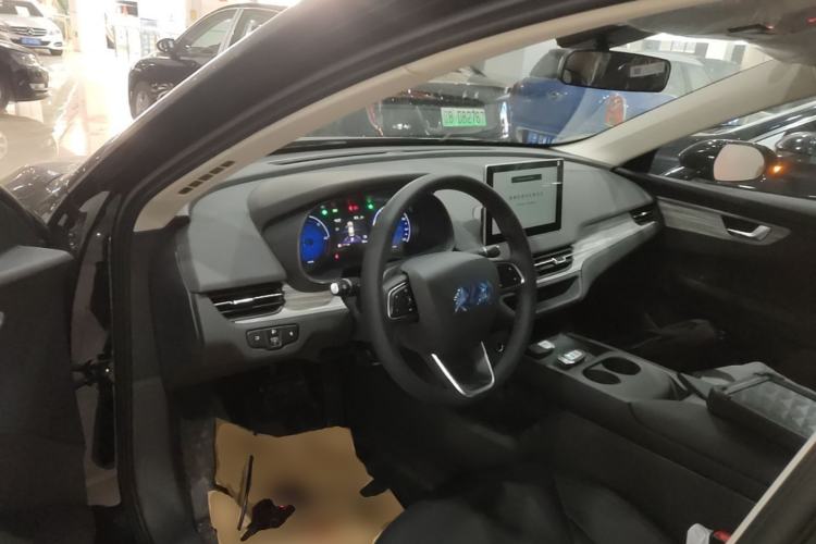 Used Hongqi E-QM5 2025 500km Range Commuter Version Center Console
