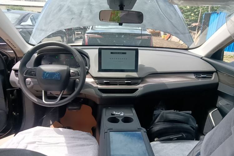 Used Hongqi E-QM5 2025 610 km PLUS Center Console