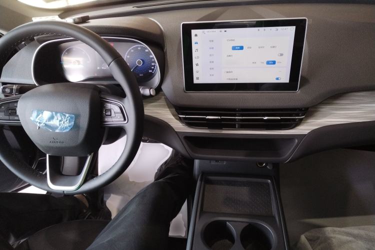 Used Hongqi E-QM5 2025 500km Range Commuter Version Center Console