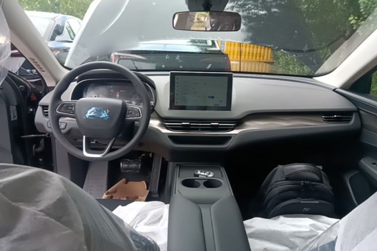 Used Hongqi E-QM5 2025 610 km PLUS Center Console