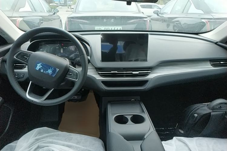Used Hongqi E-QM5 2025 500km Range Commuter Version Center Console