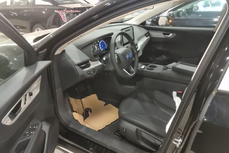 Used Hongqi E-QM5 2025 500km Range Commuter Version Driver Seat