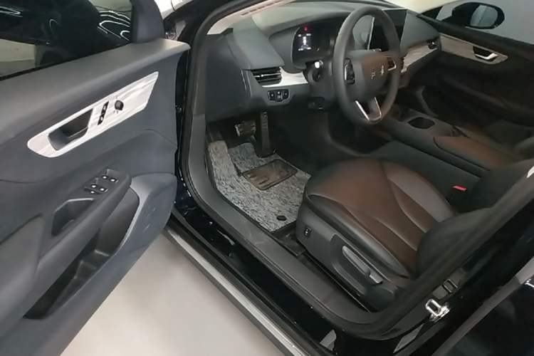 Used Hongqi E-QM5 2025 500km Range Commuter Version Driver Seat