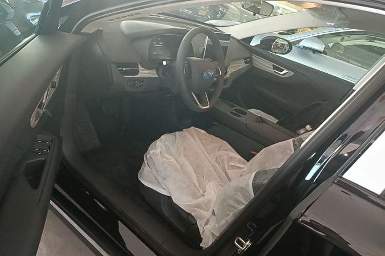 Used Hongqi E-QM5 2025 500km Range Commuter Version Driver Seat