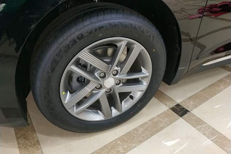 Used Hongqi E-QM5 2025 500km Range Commuter Version Exterior 4