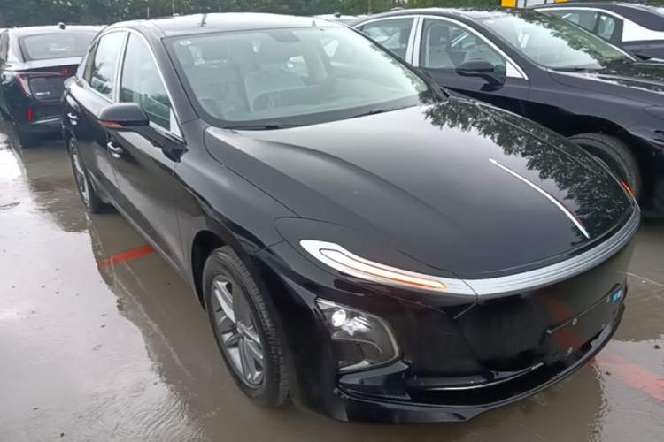 Used Hongqi E-QM5 2025 610 km PLUS Front Right 45 Deg