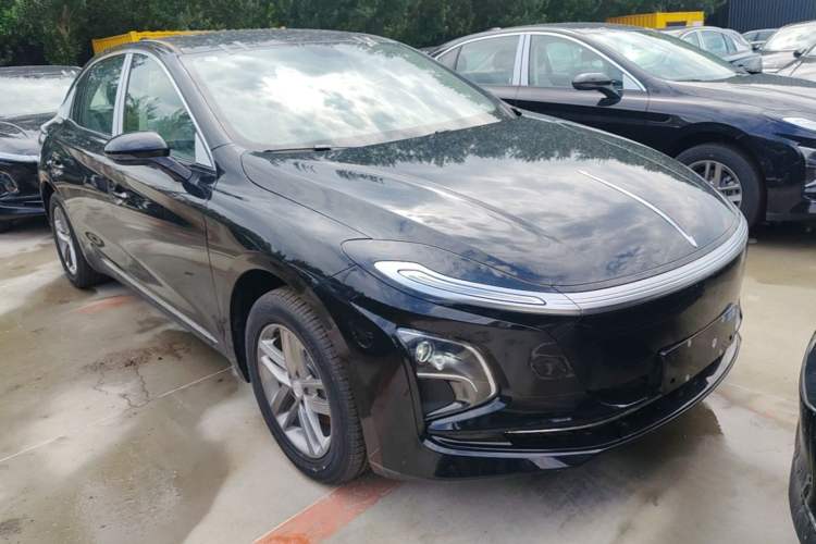 Used Hongqi E-QM5 2025 610 km PLUS Front Right 45 Deg