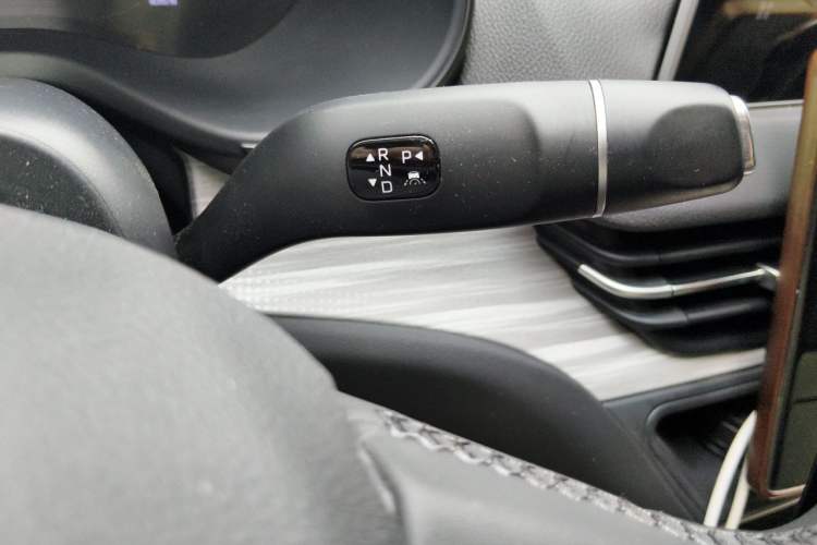 Used Hongqi E-QM5 2025 500km Range Commuter Version Gear Lever
