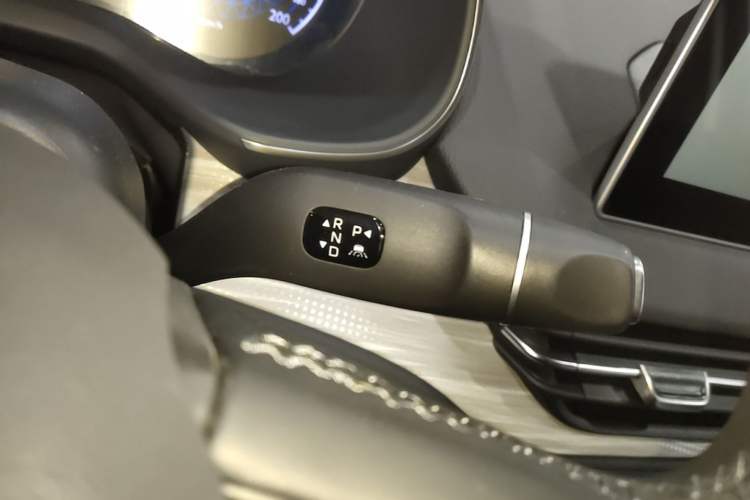 Used Hongqi E-QM5 2025 500km Range Commuter Version Gear Lever