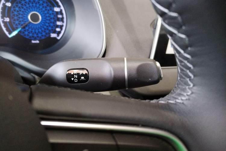 Used Hongqi E-QM5 2025 500km Range Commuter Version Gear Lever