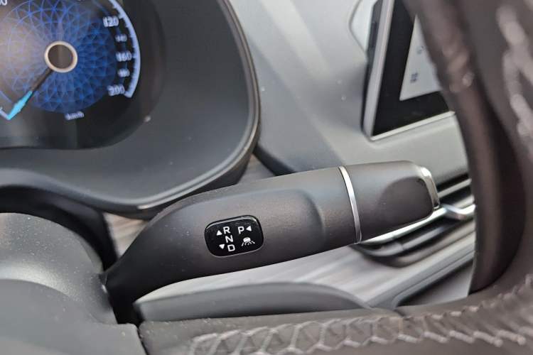 Used Hongqi E-QM5 2025 500km Range Commuter Version Gear Lever