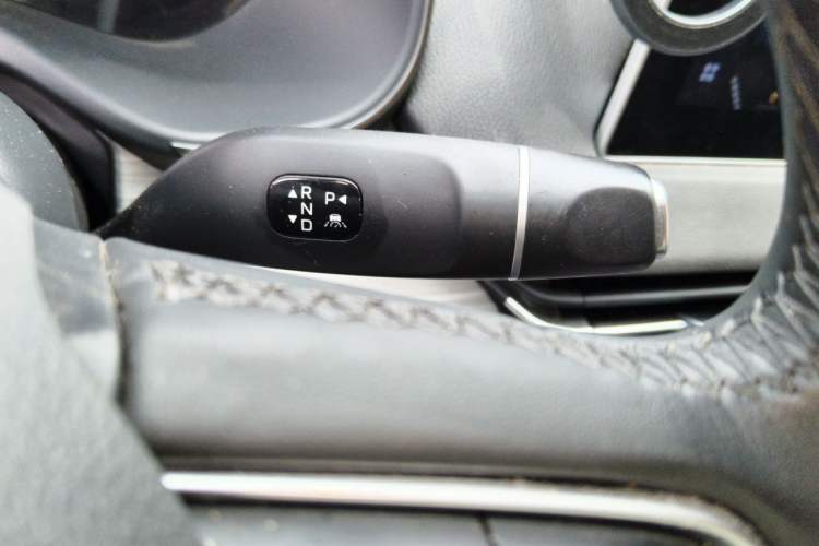 Used Hongqi E-QM5 2025 500km Range Commuter Version Gear Lever