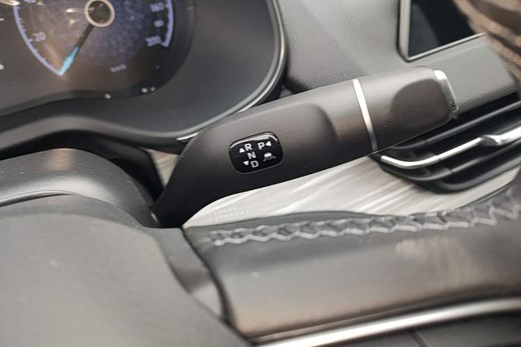 Used Hongqi E-QM5 2025 500km Range Commuter Version Gear Lever