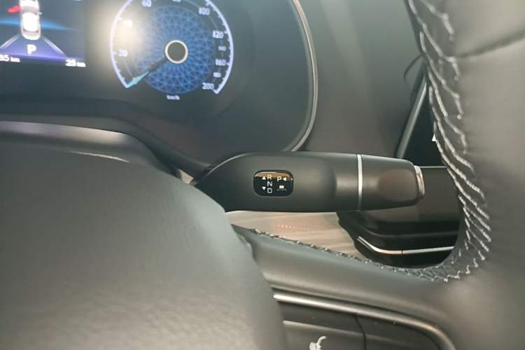 Used Hongqi E-QM5 2025 500km Range Commuter Version Gear Lever