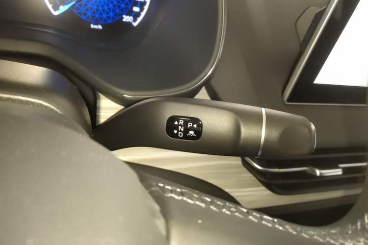 Used Hongqi E-QM5 2025 500km Range Commuter Version Gear Lever