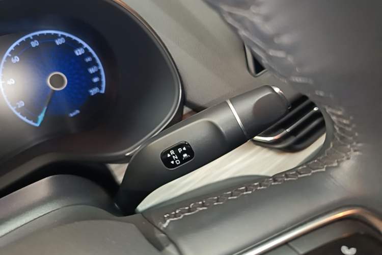 Used Hongqi E-QM5 2025 500km Range Commuter Version Gear Lever