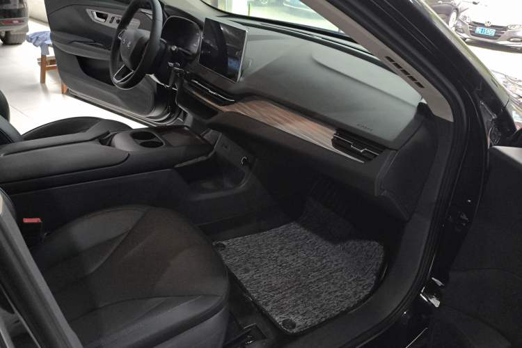 Used Hongqi E-QM5 2025 500km Range Commuter Version Headliner