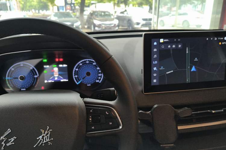 Used Hongqi E-QM5 2025 500km Range Commuter Version Interior 3
