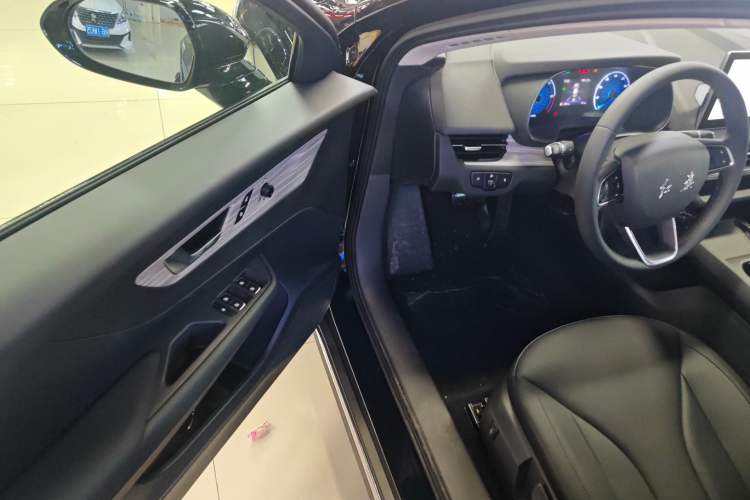 Used Hongqi E-QM5 2025 500km Range Commuter Version Interior 3
