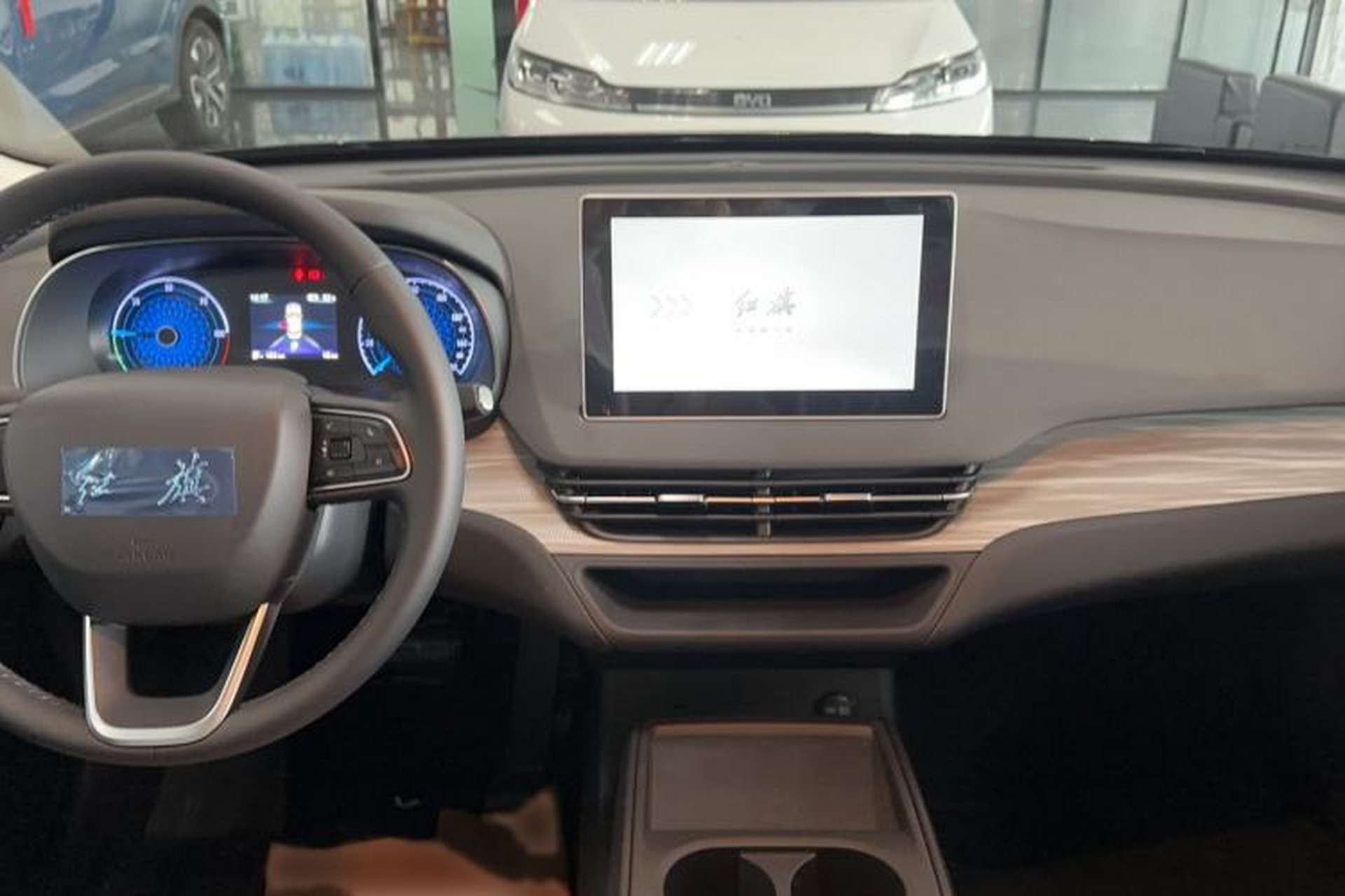 Used Hongqi E-QM5 2025 500km Range Commuter Version Interior 4