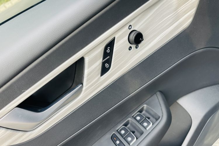 Used Hongqi E-QM5 2025 500km Range Commuter Version Interior 4