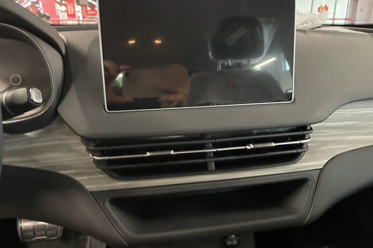 Used Hongqi E-QM5 2025 500km Range Commuter Version Interior 4