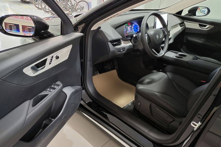 Used Hongqi E-QM5 2025 500km Range Commuter Version Interior 6