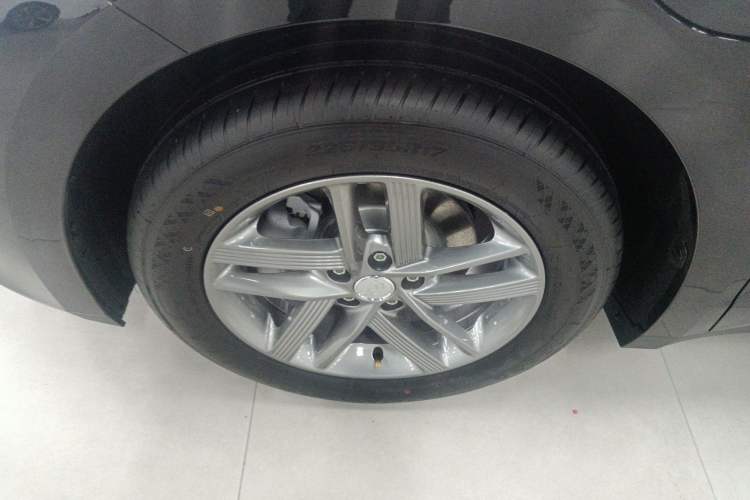 Used Hongqi E-QM5 2025 500km Range Commuter Version Left Front Wheel Hub