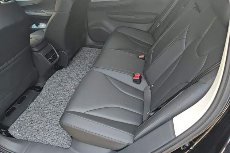Used Hongqi E-QM5 2025 500km Range Commuter Version Left Rear Seat