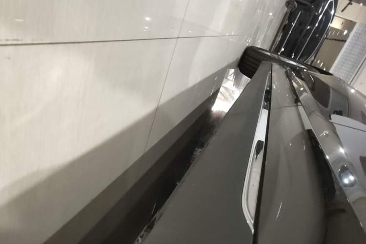 Used Hongqi E-QM5 2025 500km Range Commuter Version Left Side Sill