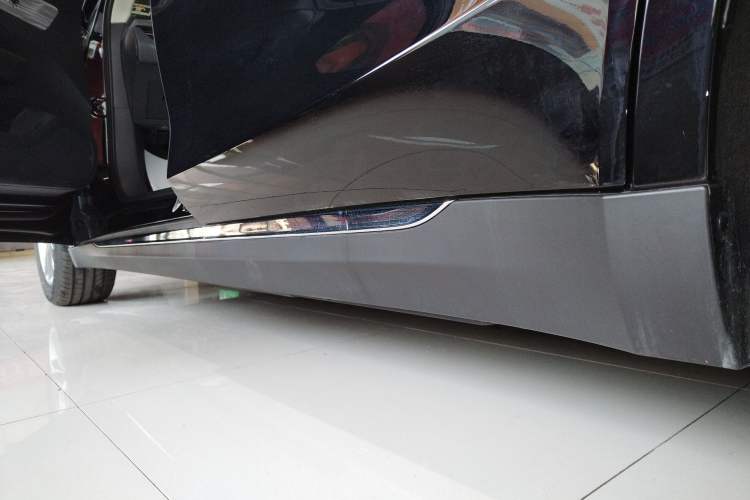 Used Hongqi E-QM5 2025 500km Range Commuter Version Left Side Sill