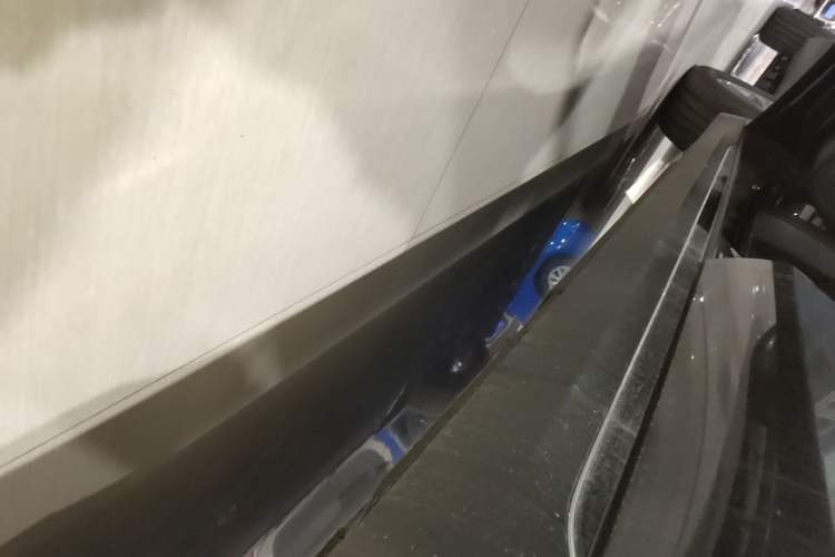 Used Hongqi E-QM5 2025 500km Range Commuter Version Left Side Sill