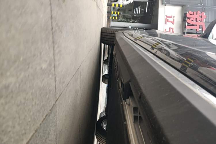 Used Hongqi E-QM5 2025 500km Range Commuter Version Left Side Sill