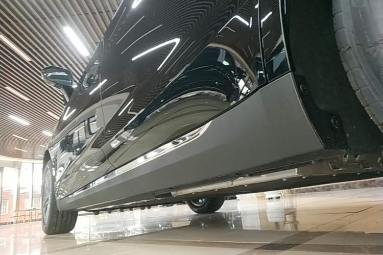 Used Hongqi E-QM5 2025 500km Range Commuter Version Left Side Sill