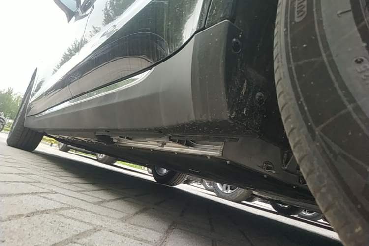 Used Hongqi E-QM5 2025 500km Range Commuter Version Left Side Sill