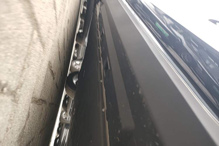 Used Hongqi E-QM5 2025 500km Range Commuter Version Left Side Sill