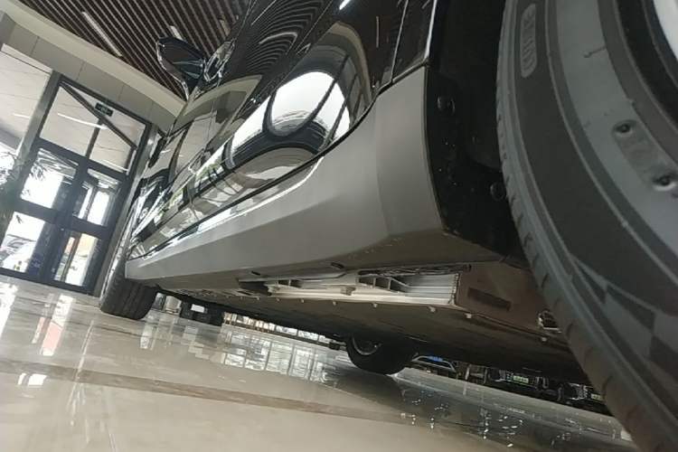Used Hongqi E-QM5 2025 500km Range Commuter Version Left Side Sill