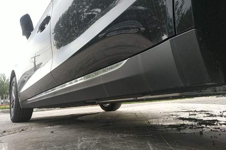 Used Hongqi E-QM5 2025 500km Range Commuter Version Left Side Sill
