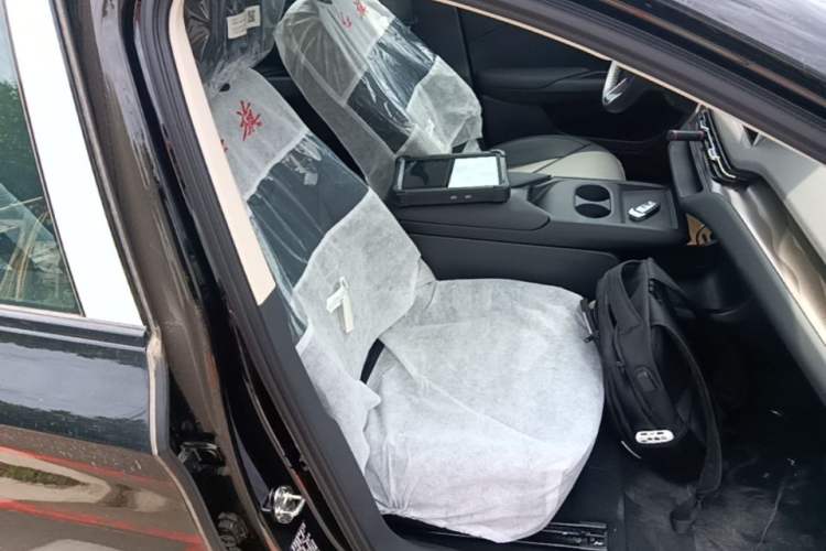 Used Hongqi E-QM5 2025 610 km PLUS Right Front Seat