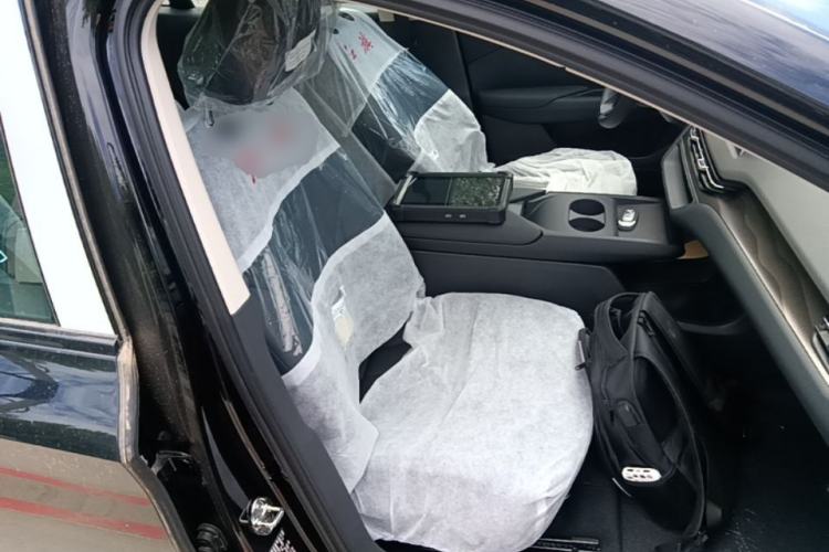 Used Hongqi E-QM5 2025 610 km PLUS Right Front Seat
