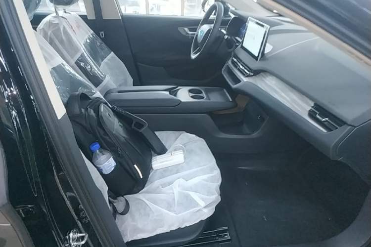 Used Hongqi E-QM5 2025 500km Range Commuter Version Right Front Seat