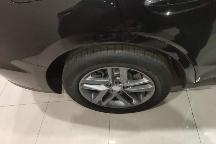 Used Hongqi E-QM5 2025 500km Range Commuter Version Right Rear Wheel Hub