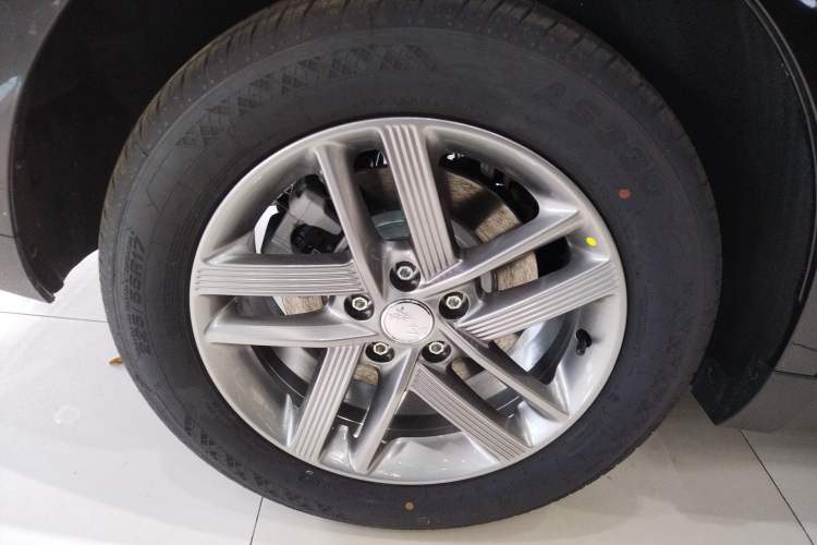 Used Hongqi E-QM5 2025 500km Range Commuter Version Right Rear Wheel Hub